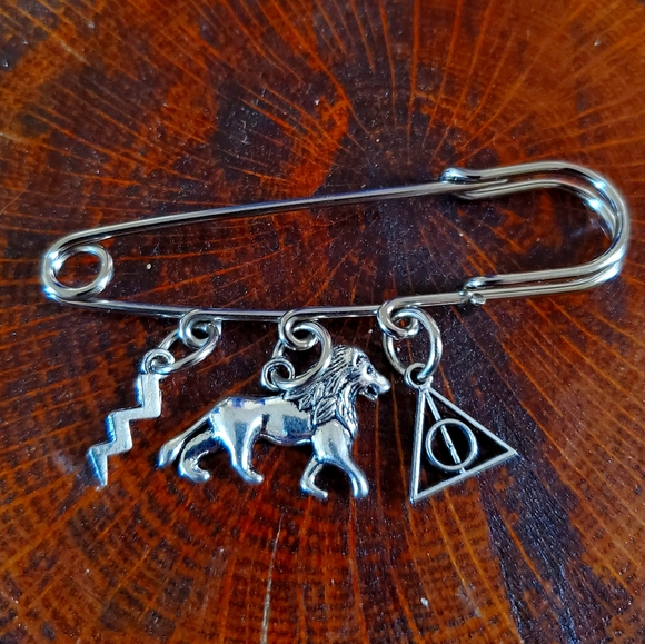 Gryffindor Charm Pin. Oversized Safety Pin. New. - Picture 1 of 1